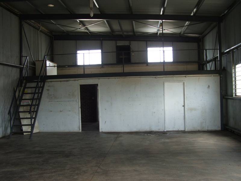 VACANT OFFICE / SHOWROOM / WORKSHOP Picture 2