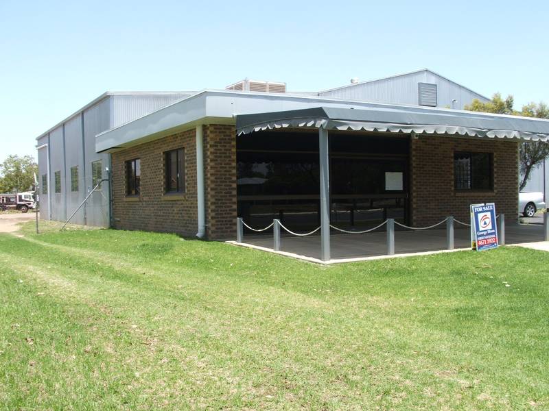 VACANT OFFICE / SHOWROOM / WORKSHOP Picture 1