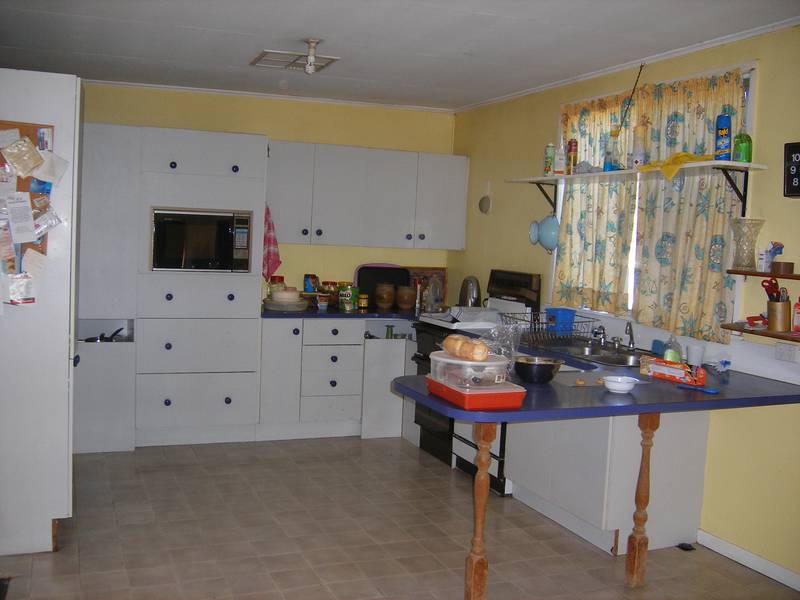 4 Bedroom timber home right in the main street! Picture 2