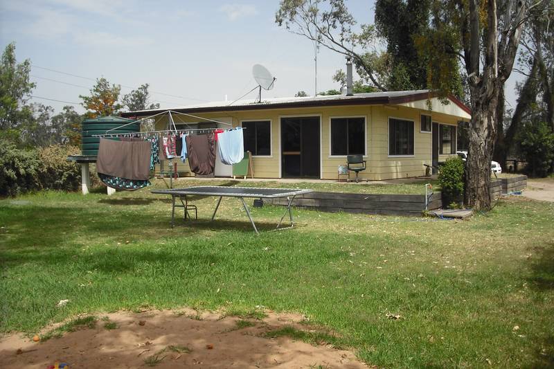 MacINTYRE RIVER FRONTAGE Picture 2
