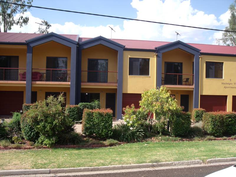 GOONDIWINDI'S MOST EXCLUSIVE TOWNHOUSES Picture 3