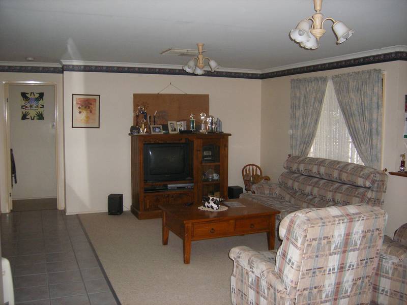 YOU DON'T HAVE TO BE A GOLFER TO APPRECIATE LIVING IN THIS AREA Picture 3