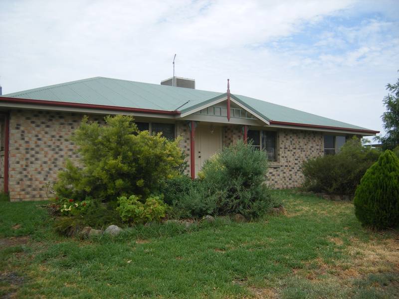 YOU DON'T HAVE TO BE A GOLFER TO APPRECIATE LIVING IN THIS AREA Picture 2