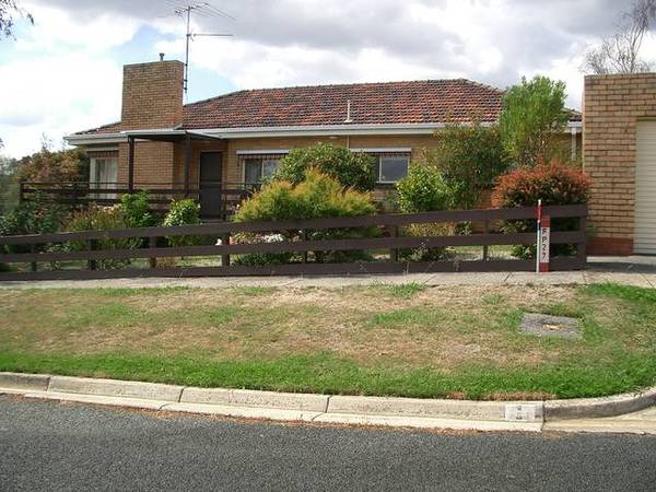 NEAT PACKAGE CLOSE TO SHOPS Picture 1