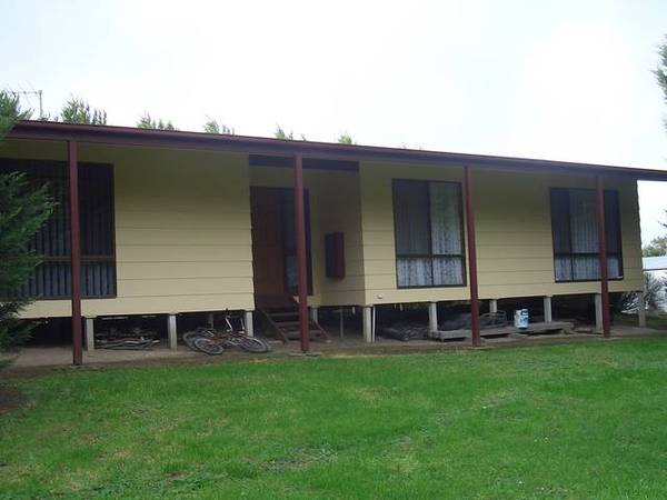 COSY 3 BEDROOM ON 1 ACRE Picture 1