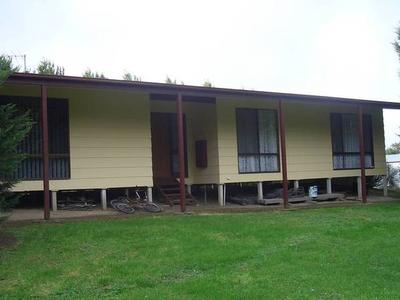 COSY 3 BEDROOM ON 1 ACRE Picture