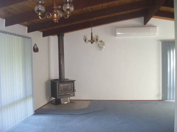COSY 3 BEDROOM ON 1 ACRE Picture 2