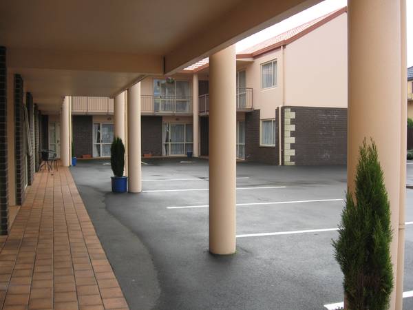 LUXURIOUS MODERN MOTEL OPPORTUNITY - LEASE Picture