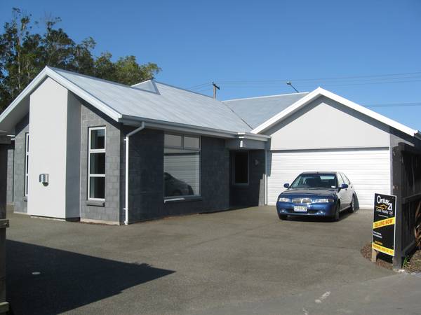 BRAND NEW IN MILNES ESTATE Picture 2