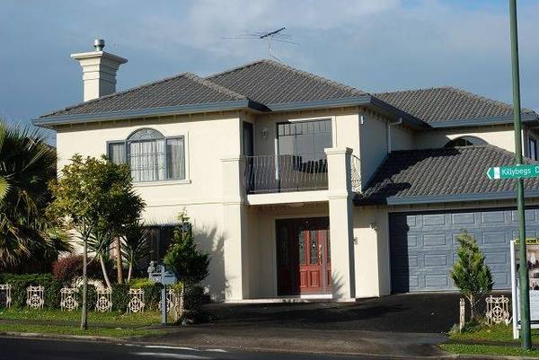 A FIVE BEDROOM HOME IN ALBANY Picture 2