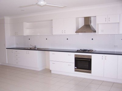 <b>EXECUTIVE three BEDROOM HOME Massive Kitchen</b> Picture <b>EXECUTIVE three BEDROOM HOME Massive Kitchen</b> Picture