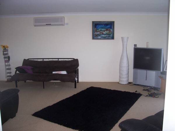 <b> Four double bedrooms, near schools </b> Picture 3