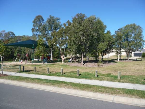 <b> Four double bedrooms, near schools </b> Picture 2