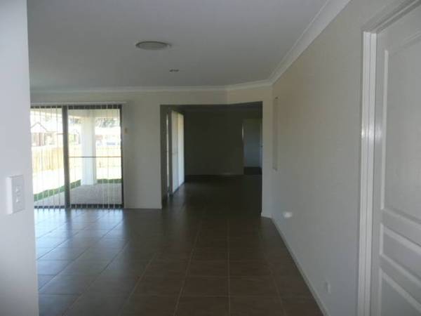 3 Living Room Family Home Walk to Schools Picture
