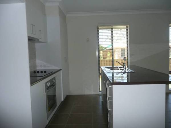 3 Living Room Family Home Walk to Schools Picture