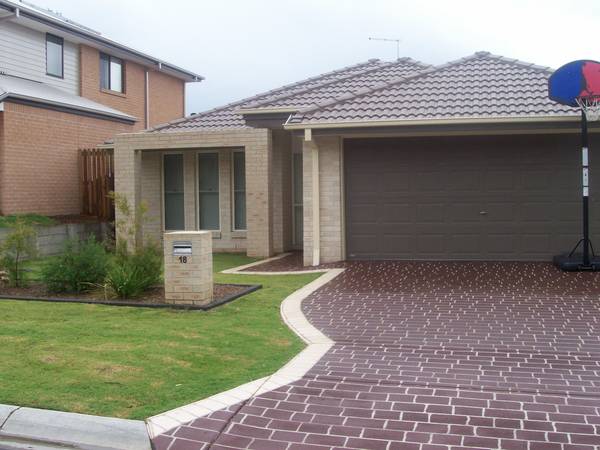 4 Bedroom Home in EDGEWATER ESTATE Picture 1