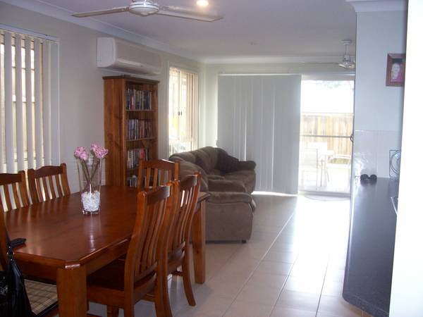 4 Bedroom Home in EDGEWATER ESTATE Picture 3