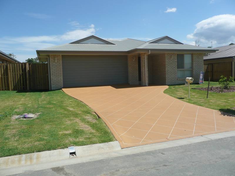 HOP SKIP &
A JUMP TO SHOPS, SCHOOLS AND PARK Picture 1