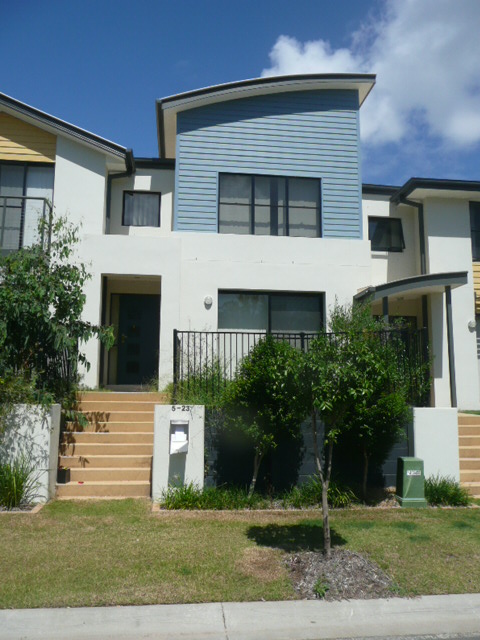 THREE BEDROOM TOWNHOUSE EDGEWATER ESTATE Picture 1