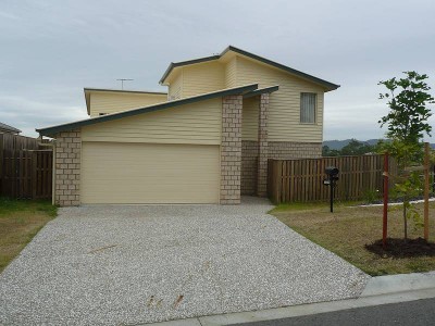 ORMEAU DUPLEX - AVAILABLE NOW Picture