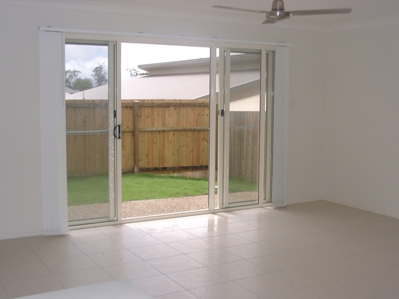 SPACIOUS DUPLEX - ONE WEEKS RENT FREE Picture 3