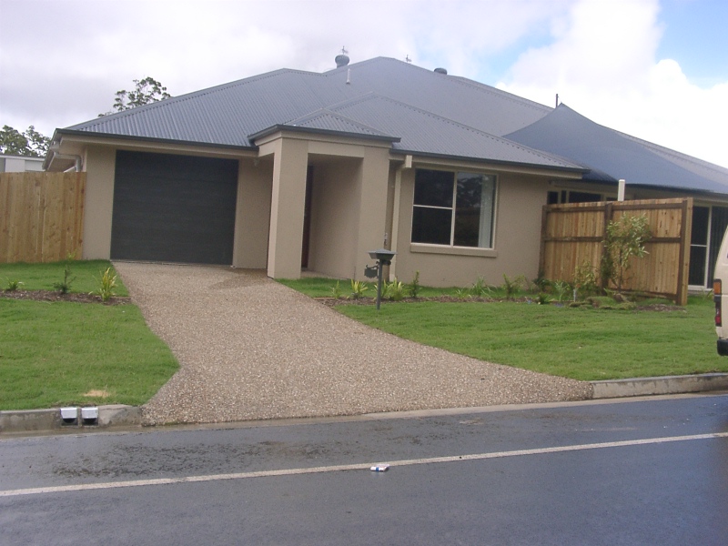 SPACIOUS DUPLEX - ONE WEEKS RENT FREE Picture 1