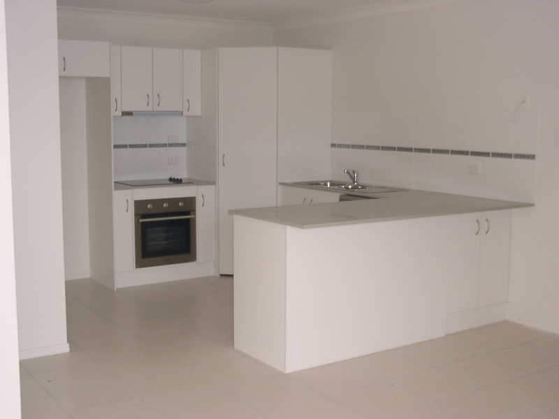 SPACIOUS DUPLEX - ONE WEEKS RENT FREE Picture 2