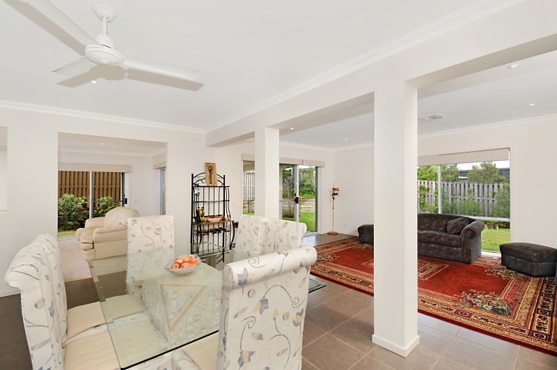 LIVE LIKE ROYALTY IN THIS BEAUTIFUL HOME Picture 3