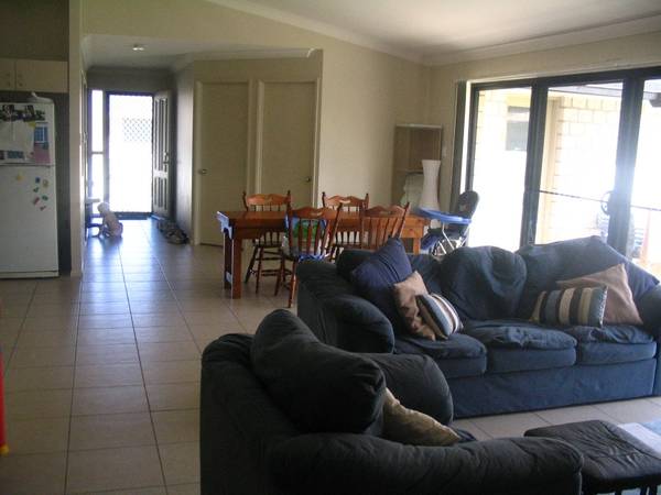 5 MIN WALK TO SCHOOLS Picture 3