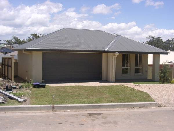 Nice Family Home in a Family Estate Picture 1