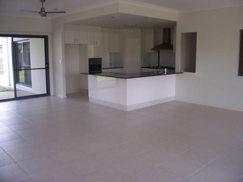 NICE
SIZE FAMILY HOME - Picture 3