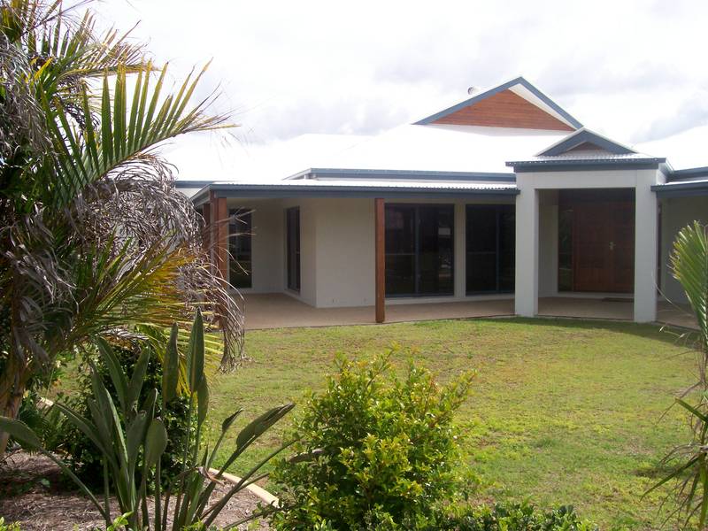 NICE
SIZE FAMILY HOME - Picture 1