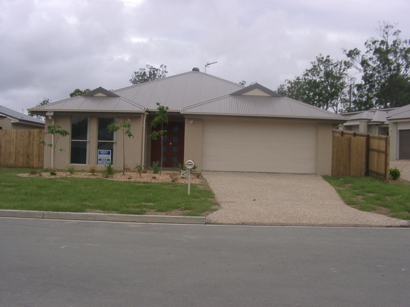 LARGE (4) BEDROOM FAMILY HOME in Coomera Downs Estate Picture 1