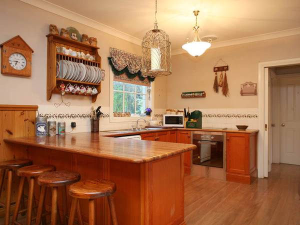 "Stunning Limestone Residence On 6 Magnificent Acres" Picture 3