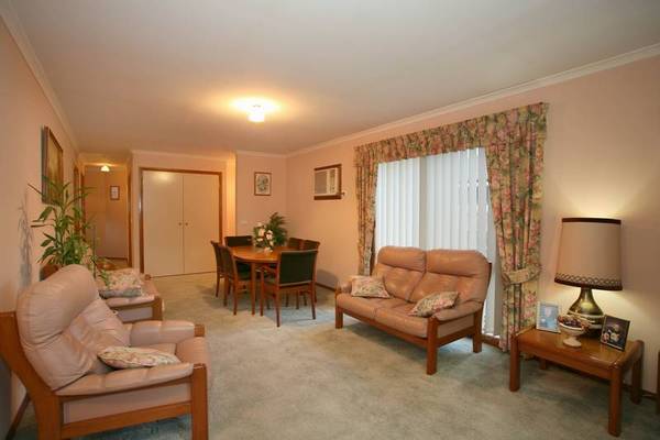 Low Maintenance Living! Picture 3