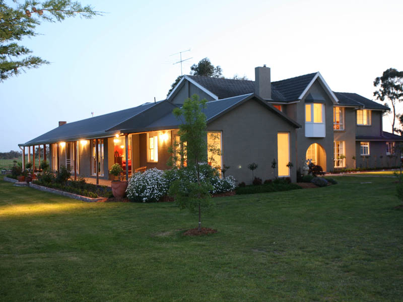 Superbly Renovated Residence On 9 Glorious Acres Picture 1