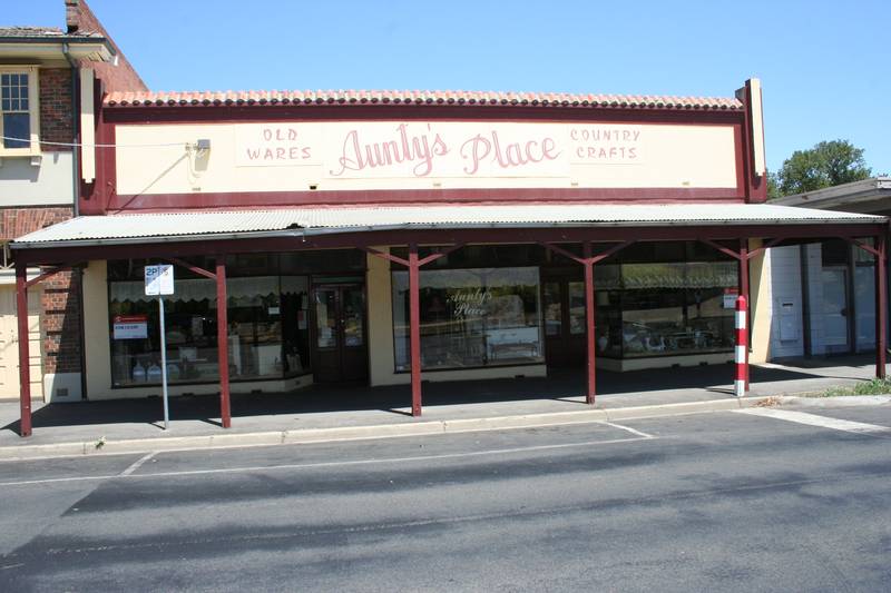 SHOP FOR LEASE Picture 1