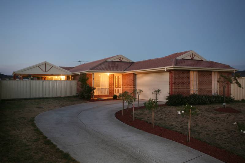 SPACIOUS, MODERN & FAMILY FRIENDLY Picture 1