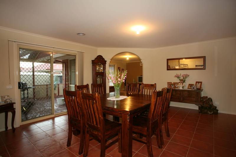 SPACIOUS, MODERN & FAMILY FRIENDLY Picture 2