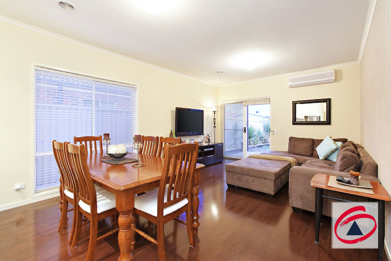 A TIDY LAKESIDE PACKAGE Picture 3