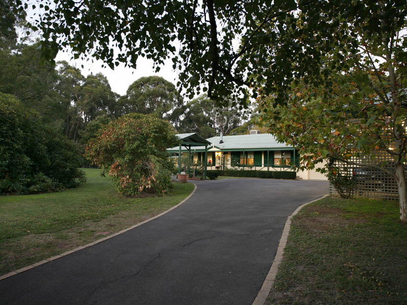 "Woodlands" Convenience & Style on 3 acres Picture 2