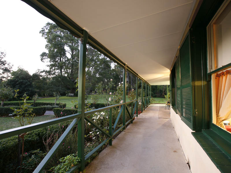 "Woodlands" Convenience & Style on 3 acres Picture 3