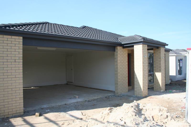 MODERN, SPACIOUS & LOW MAINTENANCE! Picture 1