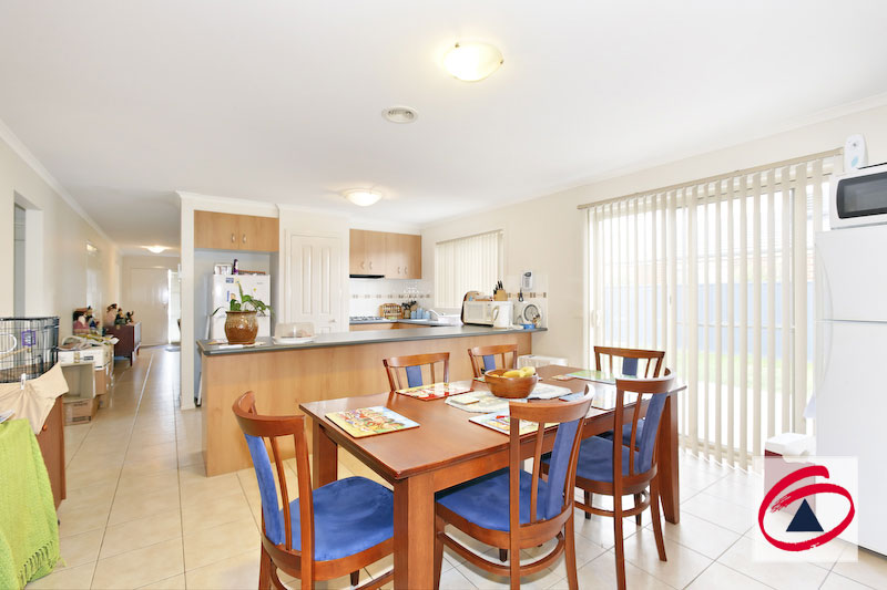 LIFESTYLE ON OFFER, LAKESIDE! Picture 3