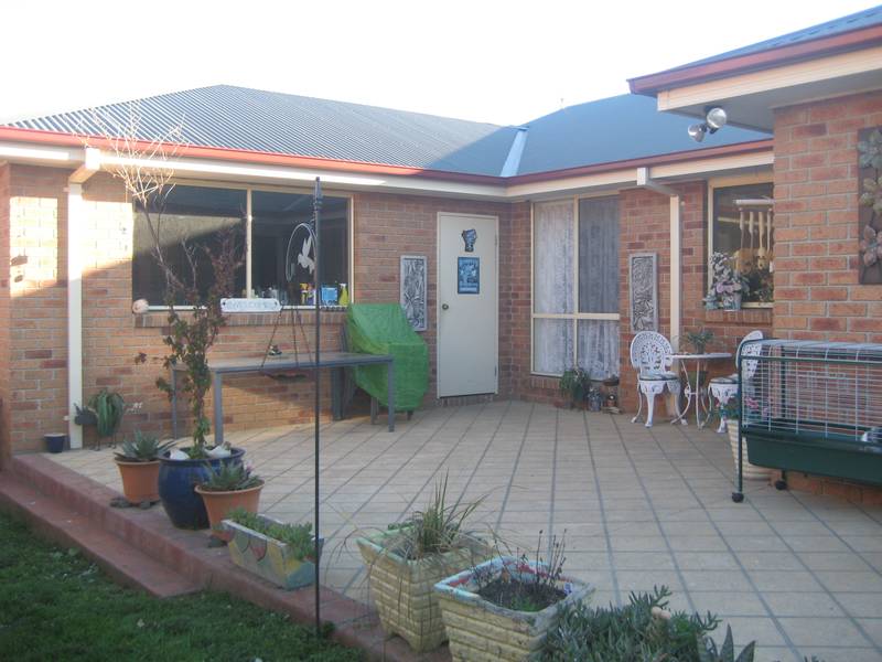 CLOSE TO SHOPS, SCHOOLS AND THE FREEWAY Picture