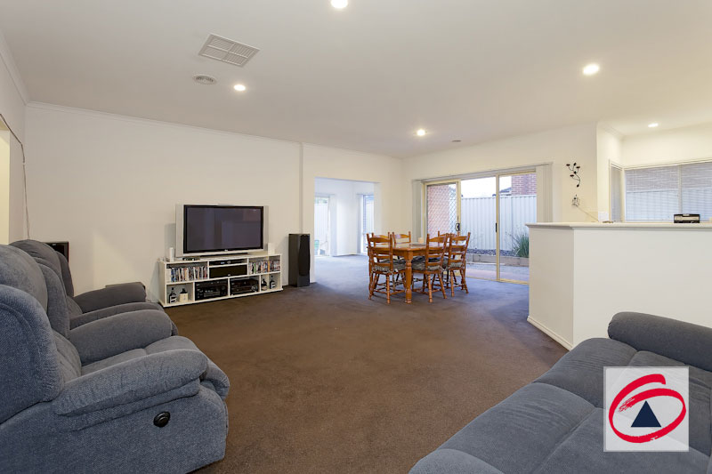 "4 BEDROOM + STUDY, METRES FROM THE LAKE" Picture 3