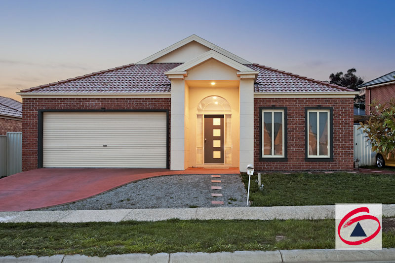 "4 BEDROOM + STUDY, METRES FROM THE LAKE" Picture 1