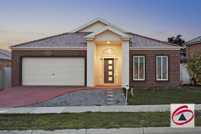 "4 BEDROOM + STUDY, METRES FROM THE LAKE" Picture