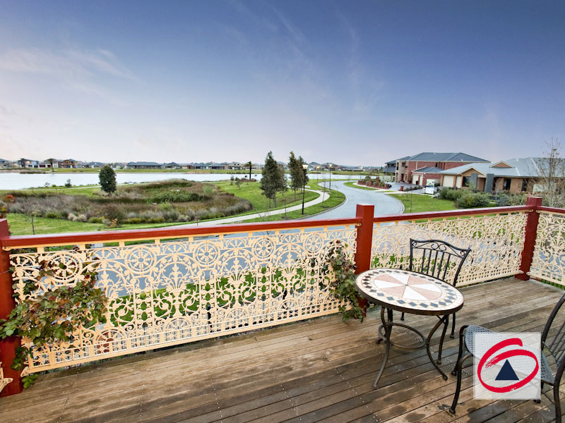 "COLONIAL CHARM WITH A MODERN TOUCH" Picture 2