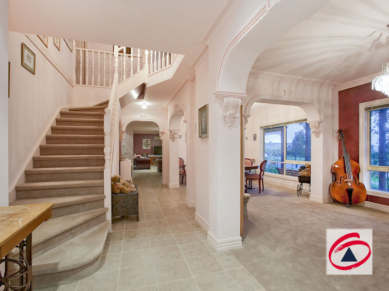 "COLONIAL CHARM WITH A MODERN TOUCH" Picture 3